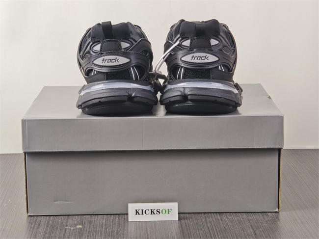 BLCG TRACK SNEAKER 555036W2GB11000 with LED